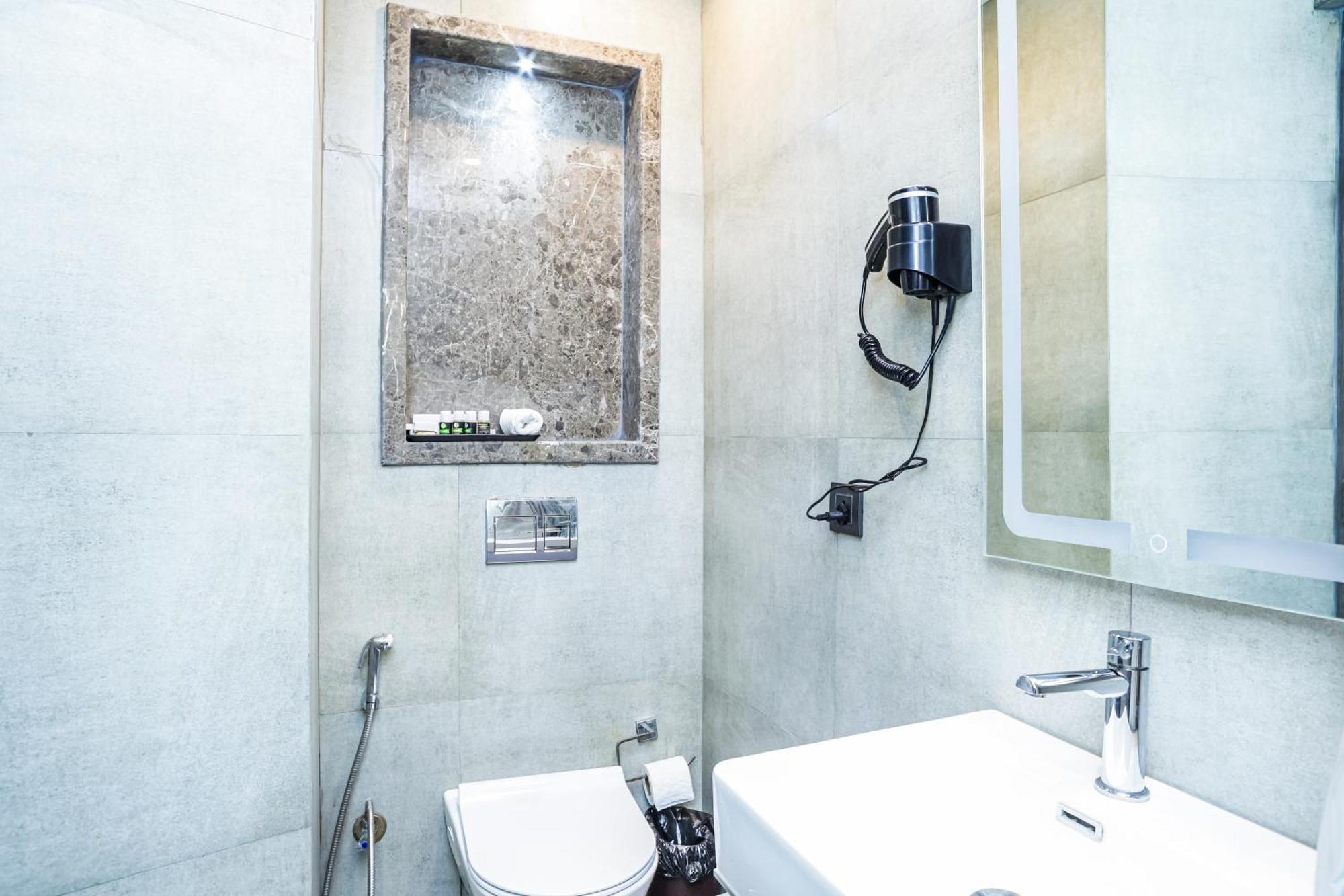 Hotel Livbox At Supernova Noida Exterior photo